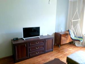 En tv och/eller ett underhållningssystem på Parklane apartment
