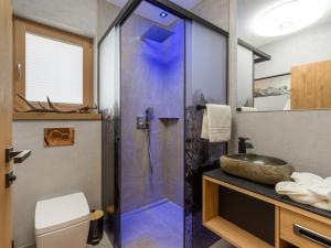 Uma casa de banho em Dorfkaiser Appartements