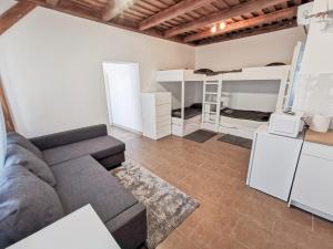 salon z kanapą i łóżkiem piętrowym w obiekcie Greenfield Apartman w mieście Kisoroszi