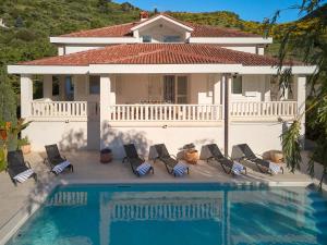 een villa met zwembad voor een huis bij Holiday Home Plasa in Žrnovnica