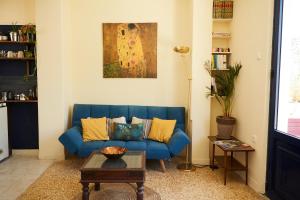 A seating area at Mosaics aprtm in the Historical centre with Acropolis view