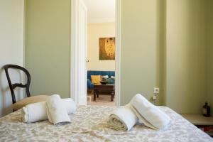 A bed or beds in a room at Mosaics aprtm in the Historical centre with Acropolis view