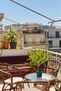 A balcony or terrace at Mosaics aprtm in the Historical centre with Acropolis view