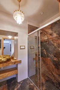 W łazience znajduje się prysznic i żyrandol. w obiekcie Przystanek Szlakówka w mieście Szczebrzeszyn