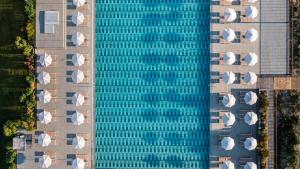 an overhead view of a tall building with a swimming pool at HVD Reina del Mar - Premium Spa Service & Free Parking in Obzor