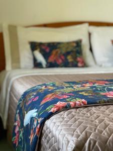 un letto con un piumone colorato sopra di esso di Villa Anna Sorgeto a Ischia