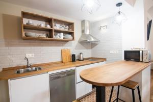 A kitchen or kitchenette at tuGuest S. Jerónimo Apartment