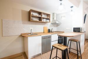 A kitchen or kitchenette at tuGuest S. Jerónimo Apartment