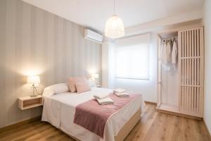A bed or beds in a room at tuGuest S. Jerónimo Apartment