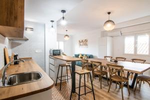 A kitchen or kitchenette at tuGuest S. Jerónimo Apartment