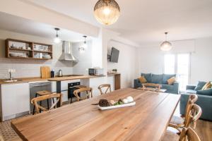 A kitchen or kitchenette at tuGuest S. Jerónimo Apartment