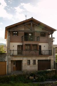 ZiordiaにあるLa casa de Epiのバルコニー付きの大きなレンガ造りの家