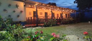 a house with lights on the front of it at Finca Cafetera Los Ángeles in Líbano
