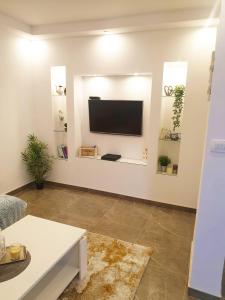 TV a/nebo společenská místnost v ubytování Sunny Hill