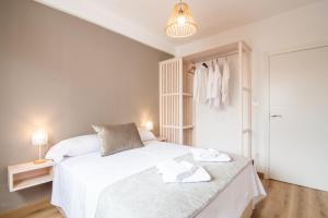 A bed or beds in a room at tuGuest S. Jerónimo Apartment