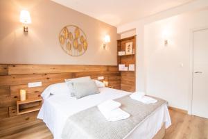 A bed or beds in a room at tuGuest S. Jerónimo Apartment