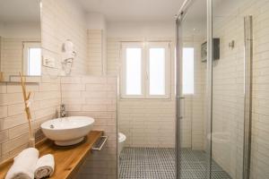 A bathroom at tuGuest S. Jerónimo Apartment