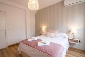 A bed or beds in a room at tuGuest S. Jerónimo Apartment