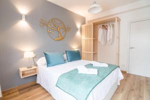 A bed or beds in a room at tuGuest S. Jerónimo Apartment