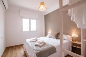 A bed or beds in a room at tuGuest S. Jerónimo Apartment