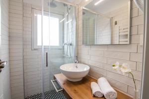A bathroom at tuGuest S. Jerónimo Apartment