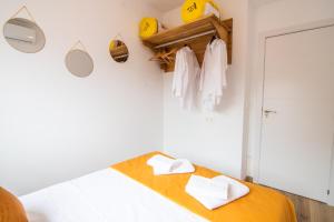 A bed or beds in a room at tuGuest S. Jerónimo Apartment