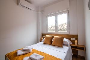 A bed or beds in a room at tuGuest S. Jerónimo Apartment