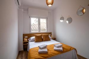A bed or beds in a room at tuGuest S. Jerónimo Apartment