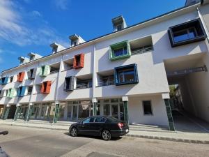 un coche negro estacionado frente a un edificio en Antracit Apartman, en Pécs