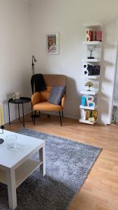 a living room with a couch and a table at Die Zeitwohnung in Hochheim am Main +11 photos