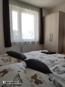 ein Schlafzimmer mit 2 Betten mit Kissen darauf in der Unterkunft Sweet Home Apartments in Sárvár