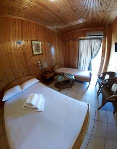 Postel nebo postele na pokoji v ubytování Balogiannis Hotel