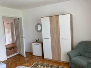 sala de estar con espejo y silla en Casa Gia, en Bălnaca