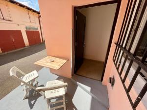 un balcone di una casa con porta e sedie di U Bývalé Pošty a Děčín