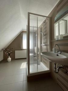 Koupelna v ubytování Hotel Garni „zum Bären“ + 34 fotografií
