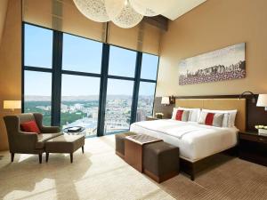 Postel nebo postele na pokoji v ubytování Fairmont Baku, Flame Towers