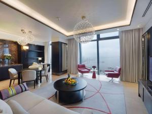 Posezení v ubytování Fairmont Baku, Flame Towers