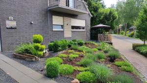 a garden in front of a house at Ferienwohnung Xantener Südsee in Xanten