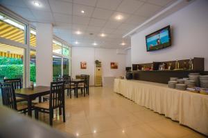 TV a/nebo společenská místnost v ubytování Deva Hotel - All Inclusive