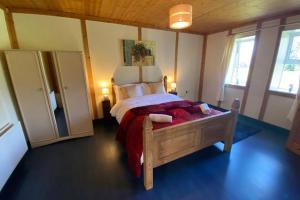Un pat sau paturi într-o cameră la The Cosy Cabin