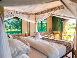 Ein Bett oder Betten in einem Zimmer der Unterkunft Africa Safari Serengeti Ikoma - Wildebeest migration is around!