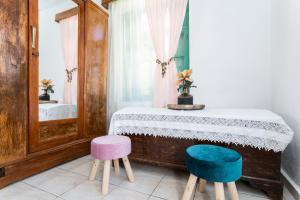 Zimmer mit einem Tisch mit zwei Stühlen und einem Spiegel in der Unterkunft La Casa Cottage in Chania