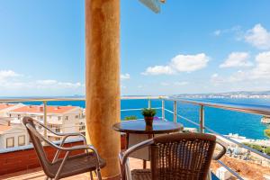 uma varanda com uma mesa e cadeiras e o oceano em Hotel Aliko em Vlorë
