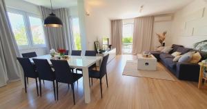 Posedenie v ubytovaní Villa Elysium - beautiful family house with heated pool