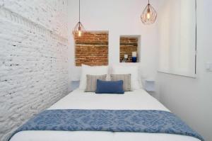 Tempat tidur dalam kamar di BNBHolder Charming & Stylish II CHUECA