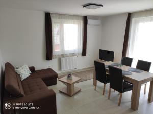 Televízia a/alebo spoločenská miestnosť v ubytovaní Sweet Home Apartments