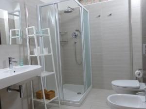 een badkamer met een douche, een toilet en een wastafel bij siciliacasevacanze - Ulivi in Marina di Ragusa