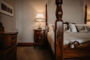 Postel nebo postele na pokoji v ubytování Shieldaig Lodge Hotel