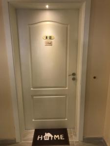 uma porta num quarto com um sinal em Apart Allure Dobi em Primorsko