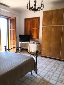 a bedroom with a bed and a tv and a table at L'Arca in Talsano